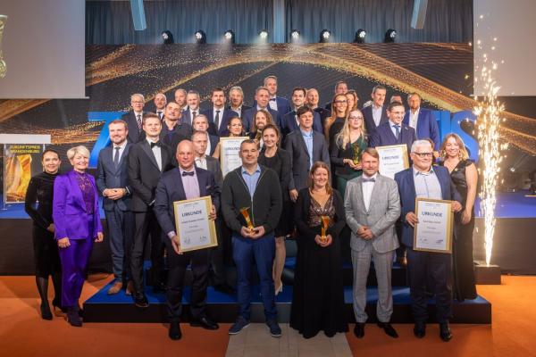 Auf dem Bild sieht man die Gewinnerinnen und Gewinner des Zukunftspreises Brandenburg 2025 auf der Bühne.