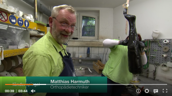 Das Video zeigt einen Orthopädietechniker, der eine Nachfolge für seinen Betrieb sucht. Im Beitrag werden auch Menschen interviewt, die im Land Brandenburg für die Begleitung von Nachfolgen zuständig sind.
