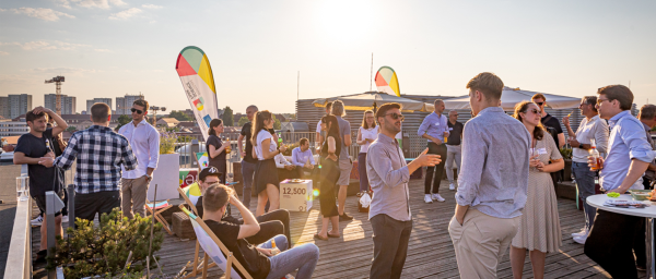 Der Rooftop Pitch Potsdam ist das Potsdamer Sommer-Event für Gründer:innen, Investorinnen und Investoren.